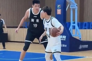 徐中锋间的对决！徐杰背身单打徐昕 然后以后撤步中投命中