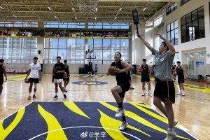 媒体人晒探班广东全运男篮图片 赵睿穿北京T恤和胡明轩崔永熙同框