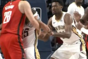 老六想往发动冲击被申京直接架住腋下往后一扔险些再摔一跤