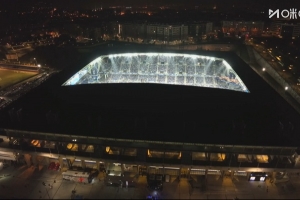 掐信号🙈球员开场静止25秒抗议海外赛，西甲转播放20秒俯瞰球场