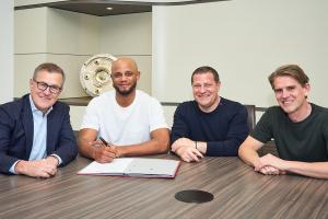 间隔8任主帅！孔帕尼是15年来首位续约的拜仁主帅，上次是范加尔