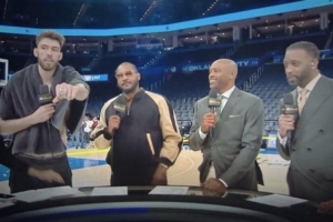 虾仁猪心！赛后采访切特秀出冠军戒指 旁边站着安东尼/卡特/麦迪