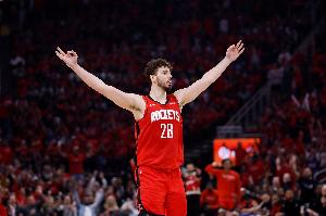 主打串联！申京首节4投1中仅得2分 但送出4助攻2抢断&正负值+8