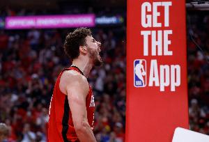 要三双的节奏！申京上半场砍下10分5篮板5助攻 正负值+9