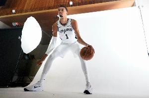 媒体人：可怜的弗拉格首秀碰上少林怪僧 文班好像没使全力