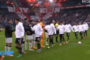 🔥震撼！拜仁远征球迷赛前亮出TIFO，并燃放烟花点燃看台