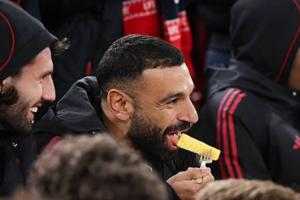 不用上班！对阵水晶宫比赛中，轮休的萨拉赫被拍到在场边吃菠萝