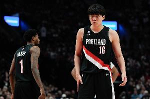 媒体人：今天杨瀚森想上场就比较难了 开拓者感觉在边缘化五号位