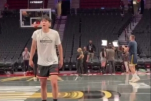 开拓者官推晒杨瀚森和约老师同场热身视频：训练直到偶像成为对手