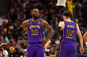 里夫斯：赛后第一时间我就告诉詹姆斯 我给他们父子都送出过空接