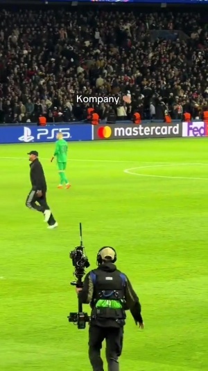 带头大哥！孔帕尼赛后冲入场内，与于帕拥抱后招呼球员一起庆祝