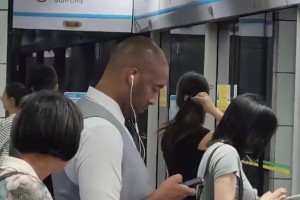 真的假的？？网友晒在地铁偶遇“科比”，这侧脸也太像了吧😱