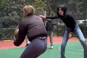 🤔你们觉得美女这球走步了吗？好像科比也用过这脚步！