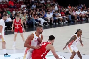 大屁股开路！😂申京低位坐打武切维奇强硬勾手命中