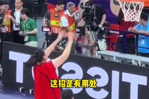 东子老板大气～给湖人球员一人送了一双球鞋