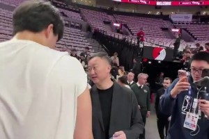 师徒情深！青岛主帅刘维伟现场给杨瀚森助威，还和前外援里斯聊天