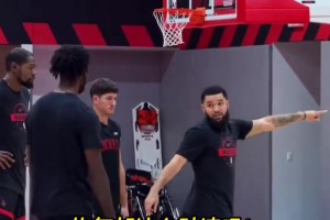 恢复都这么神速吗！术后的范乔丹已经摘掉护具！上场指导队友了！