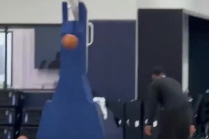 钱难赚！欧文训练中当助教给华盛顿和布威传球😂