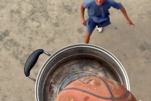 农村小伙自制6米高篮筐打板进球 网友：扣篮呀哥🤣🤣🤣