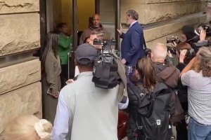 看得出表情凝重啊！比卢普斯被提审完离开法院画面曝光！