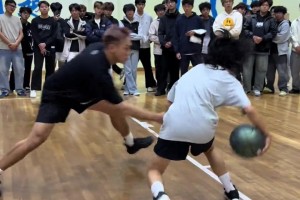 天秀！初中生小女孩和野球手程鑫凯单挑 秀出招牌转体拉杆大风车