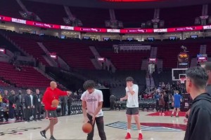 被你蒙进了！😂斯玛特在替补席背对篮筐扔进三分！