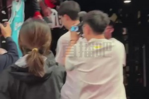 杨瀚森赛前给场边球迷签名，这人气真是杠杠的！
