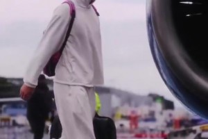 开拓者开启三连客之旅！杨瀚森背着小粉书包登机，看来是真喜欢！