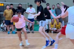 不是，哥们你乔丹啊！手大就是可以为所欲为！