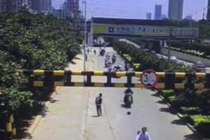 不懂就问：马路上运球造成交通事故该怎么判？😱😱😱