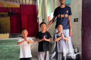 大史看到湖人今天阵容都笑了：这都什么烂阵容啊，烂到家了😂