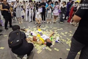 毫无底线可言！网友拍到漫展有人恶意躺地cos科比……