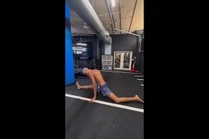 这什么逆天柔韧性？2米24文班尝试一字马，看得我小脑萎缩了🤯