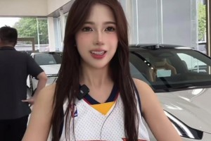 抽象了！一位卖车女主播 通过穿库里球衣奇葩运球吸引流量😲