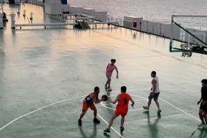 泰坦尼克号上打球？网友晒视频：航海工作一天了打打球解闷